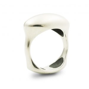 materiales: plata 925. Acabado: pulido espejo. Anchura máxima: 13mm. Peso aproximado: 14g. Colección inspirada en El Jardín de las Delicias (Museo del Prado, Madrid). Objeto diseñado y fabricado artesanalmente por el estudio-taller de malicia.