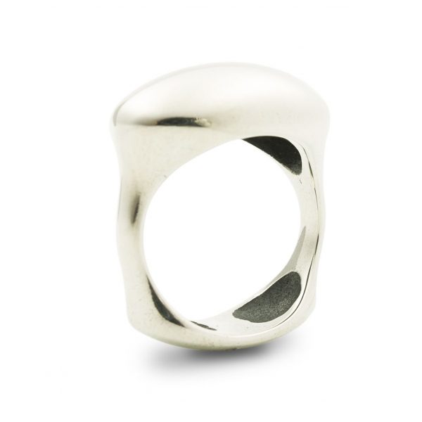 materiales: plata 925. Acabado: pulido espejo. Anchura máxima: 13mm. Peso aproximado: 14g. Colección inspirada en El Jardín de las Delicias (Museo del Prado, Madrid). Objeto diseñado y fabricado artesanalmente por el estudio-taller de malicia.