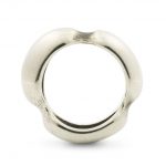 Anillo de plata 925. Anchura máxima 8mm. Peso aproximado 10g. Objeto diseñado y fabricado artesanalmente en Madrid, España, por el estudio-taller de malicia. Este anillo ha sido fabricado por personas que disfrutan su trabajo.