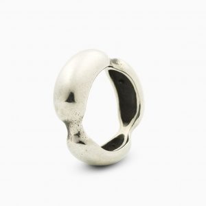 Anillo de plata 925. Anchura máxima 8mm. Peso aproximado 10g. Objeto diseñado y fabricado artesanalmente en Madrid, España, por el estudio-taller de malicia. Este anillo ha sido fabricado por personas que disfrutan su trabajo.