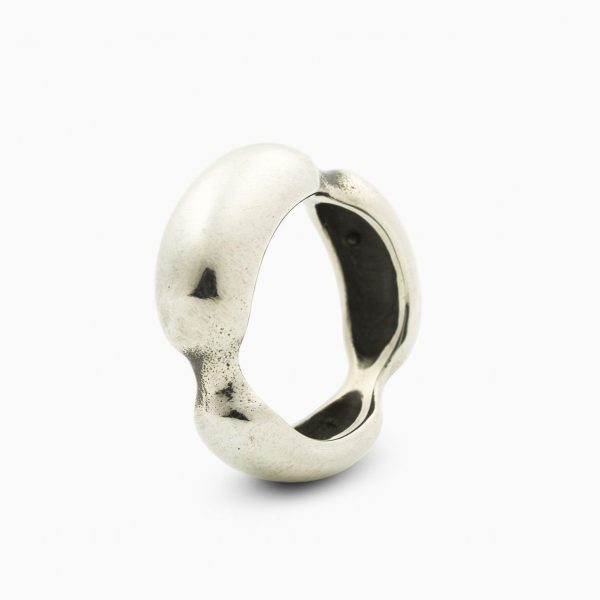 Anillo de plata 925. Anchura máxima 8mm. Peso aproximado 10g. Objeto diseñado y fabricado artesanalmente en Madrid, España, por el estudio-taller de malicia. Este anillo ha sido fabricado por personas que disfrutan su trabajo.