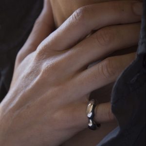 Anillo de plata 925. Anchura máxima 8mm. Peso aproximado 10g. Objeto diseñado y fabricado artesanalmente en Madrid, España, por el estudio-taller de malicia. Este anillo ha sido fabricado por personas que disfrutan su trabajo.