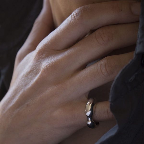 Anillo de plata 925. Anchura máxima 8mm. Peso aproximado 10g. Objeto diseñado y fabricado artesanalmente en Madrid, España, por el estudio-taller de malicia. Este anillo ha sido fabricado por personas que disfrutan su trabajo.