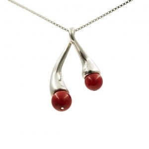 Colgante de plata 925 pulida, con esferas de 6mm de coral "bambú". Longitud total 4cm. Diseño inspirado en cuadro El Jardín de las Delicias (Museo del Prado, Madrid). En la simbología plasmada por el Bosco en esta obra, los frutos rojos representaron la tentación. Objeto diseñado y fabricado artesanalmente en Madrid por el estudio-taller de malicia.