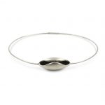 DISEÑO: Diseño inspirado en cuadro El Jardín de las Delicias (Museo del Prado, Madrid). Objeto diseñado y fabricado artesanalmente por el estudio-taller de malicia. PRODUCTO: collar-gargantilla rígida de plata 925 (longitudes opcionales 42, 45 o 48cm), con vaina de plata 925 de 4cm acabado mate rallado con interior oscurecido. PROCEDENCIA: Objeto diseñado y fabricado artesanalmente en Madrid, España, por el estudio-taller de malicia. Este collar ha sido fabricado por personas que disfrutan su trabajo.