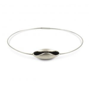 DISEÑO: Diseño inspirado en cuadro El Jardín de las Delicias (Museo del Prado, Madrid). Objeto diseñado y fabricado artesanalmente por el estudio-taller de malicia. PRODUCTO: collar-gargantilla rígida de plata 925 (longitudes opcionales 42, 45 o 48cm), con vaina de plata 925 de 4cm acabado mate rallado con interior oscurecido. PROCEDENCIA: Objeto diseñado y fabricado artesanalmente en Madrid, España, por el estudio-taller de malicia. Este collar ha sido fabricado por personas que disfrutan su trabajo.