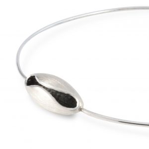 DISEÑO: Diseño inspirado en cuadro El Jardín de las Delicias (Museo del Prado, Madrid). Objeto diseñado y fabricado artesanalmente por el estudio-taller de malicia. PRODUCTO: collar-gargantilla rígida de plata 925 (longitudes opcionales 42, 45 o 48cm), con vaina de plata 925 de 4cm acabado mate rallado con interior oscurecido. PROCEDENCIA: Objeto diseñado y fabricado artesanalmente en Madrid, España, por el estudio-taller de malicia. Este collar ha sido fabricado por personas que disfrutan su trabajo.
