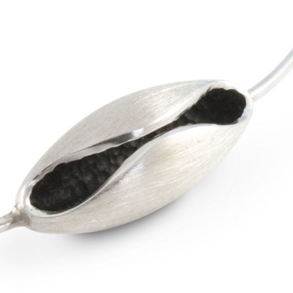 DISEÑO: Diseño inspirado en cuadro El Jardín de las Delicias (Museo del Prado, Madrid). Objeto diseñado y fabricado artesanalmente por el estudio-taller de malicia. PRODUCTO: collar-gargantilla rígida de plata 925 (longitudes opcionales 42, 45 o 48cm), con vaina de plata 925 de 4cm acabado mate rallado con interior oscurecido. PROCEDENCIA: Objeto diseñado y fabricado artesanalmente en Madrid, España, por el estudio-taller de malicia. Este collar ha sido fabricado por personas que disfrutan su trabajo.