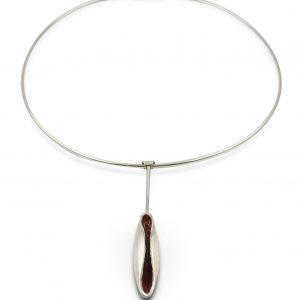 Collar de plata 925 compueto de gargantilla rígida (longitud opcional 42, 47 o 52cm), y colgante de 7cm con vaina, acabado mate rallado, con interior lacado en rojo. Cierre de presión. Objeto diseñado y fabricado artesanalmente en Madrid, España, por el estudio-taller de malicia. Este collar ha sido fabricado por personas que disfrutan su trabajo. Colección inspirada en el tríptico sobre madera El Jardín de las Delicias (Museo del Prado, Madrid). El diseño de este collar recrea los crecimientos vegetales representados en el cuadro, los volúmentes huecos, la tensión y rigidez de las figuras, para desarrollar una estética contemporánea y propia.
