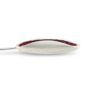 Collar de plata 925 compueto de gargantilla rígida (longitud opcional 42, 47 o 52cm), y colgante de 7cm con vaina, acabado mate rallado, con interior lacado en rojo. Cierre de presión. Objeto diseñado y fabricado artesanalmente en Madrid, España, por el estudio-taller de malicia. Este collar ha sido fabricado por personas que disfrutan su trabajo. Colección inspirada en el tríptico sobre madera El Jardín de las Delicias (Museo del Prado, Madrid). El diseño de este collar recrea los crecimientos vegetales representados en el cuadro, los volúmentes huecos, la tensión y rigidez de las figuras, para desarrollar una estética contemporánea y propia.