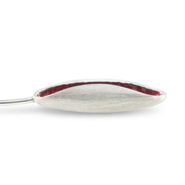 Collar de plata 925 compueto de gargantilla rígida (longitud opcional 42, 47 o 52cm), y colgante de 7cm con vaina, acabado mate rallado, con interior lacado en rojo. Cierre de presión. Objeto diseñado y fabricado artesanalmente en Madrid, España, por el estudio-taller de malicia. Este collar ha sido fabricado por personas que disfrutan su trabajo. Colección inspirada en el tríptico sobre madera El Jardín de las Delicias (Museo del Prado, Madrid). El diseño de este collar recrea los crecimientos vegetales representados en el cuadro, los volúmentes huecos, la tensión y rigidez de las figuras, para desarrollar una estética contemporánea y propia.