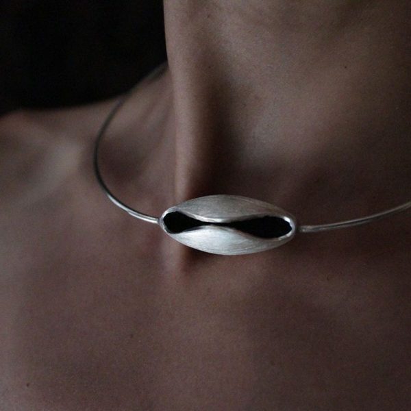 DISEÑO: Diseño inspirado en cuadro El Jardín de las Delicias (Museo del Prado, Madrid). Objeto diseñado y fabricado artesanalmente por el estudio-taller de malicia. PRODUCTO: collar-gargantilla rígida de plata 925 (longitudes opcionales 42, 45 o 48cm), con vaina de plata 925 de 4cm acabado mate rallado con interior oscurecido. PROCEDENCIA: Objeto diseñado y fabricado artesanalmente en Madrid, España, por el estudio-taller de malicia. Este collar ha sido fabricado por personas que disfrutan su trabajo.