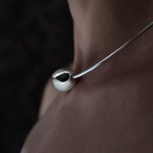 DISEÑO: Diseño inspirado en cuadro El Jardín de las Delicias (Museo del Prado, Madrid). Objeto diseñado y fabricado artesanalmente por el estudio-taller de malicia. PRODUCTO: collar-gargantilla rígida de plata 925 (longitudes opcionales 42, 45 o 48cm), con vaina de plata 925 de 4cm acabado mate rallado con interior oscurecido. PROCEDENCIA: Objeto diseñado y fabricado artesanalmente en Madrid, España, por el estudio-taller de malicia. Este collar ha sido fabricado por personas que disfrutan su trabajo.