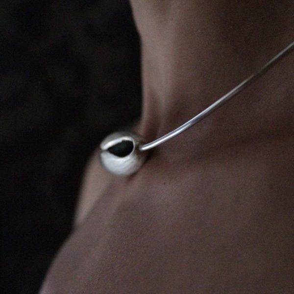 DISEÑO: Diseño inspirado en cuadro El Jardín de las Delicias (Museo del Prado, Madrid). Objeto diseñado y fabricado artesanalmente por el estudio-taller de malicia. PRODUCTO: collar-gargantilla rígida de plata 925 (longitudes opcionales 42, 45 o 48cm), con vaina de plata 925 de 4cm acabado mate rallado con interior oscurecido. PROCEDENCIA: Objeto diseñado y fabricado artesanalmente en Madrid, España, por el estudio-taller de malicia. Este collar ha sido fabricado por personas que disfrutan su trabajo.