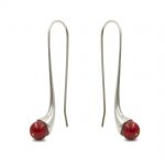Pendientes de plata 925 pulida, con esferas de 6mm de coral "bambú". Diseño inspirado en cuadro El Jardín de las Delicias (Museo del Prado, Madrid). En la simbología plasmada por el Bosco en esta obra, los frutos rojos representaron la tentación. Objeto diseñado y fabricado artesanalmente en Madrid por el estudio-taller de malicia.