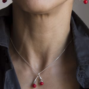 Pendientes de plata 925 pulida, con esferas de 6mm de coral "bambú". Longitud total 4cm. Diseño inspirado en cuadro El Jardín de las Delicias (Museo del Prado, Madrid). En la simbología plasmada por el Bosco en esta obra, los frutos rojos representaron la tentación. Objeto diseñado y fabricado artesanalmente en Madrid por el estudio-taller de malicia.