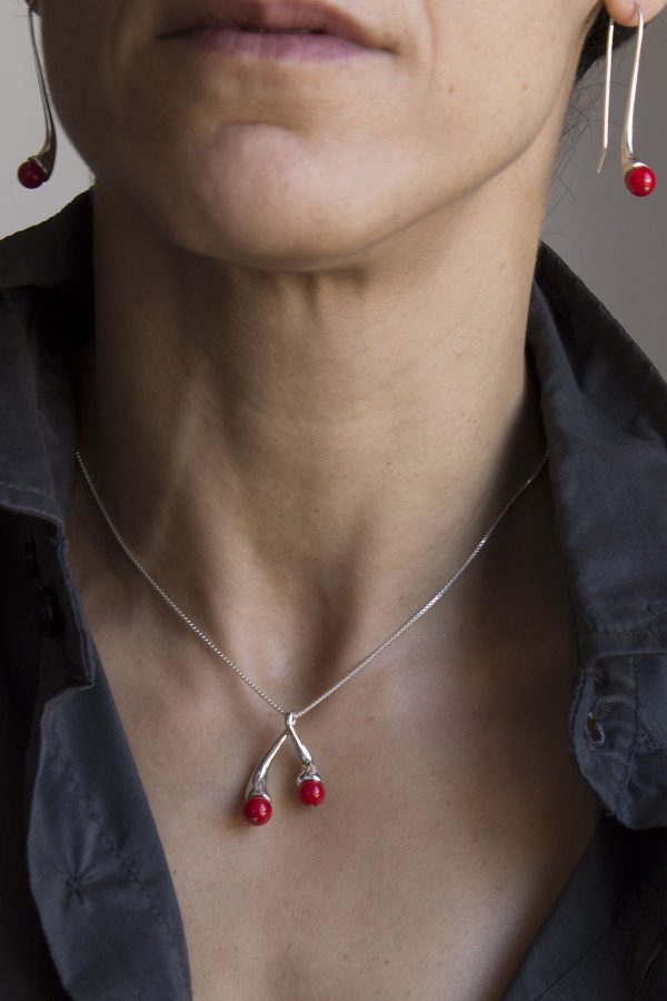 Pendientes de plata 925 pulida, con esferas de 6mm de coral "bambú". Longitud total 4cm. Diseño inspirado en cuadro El Jardín de las Delicias (Museo del Prado, Madrid). En la simbología plasmada por el Bosco en esta obra, los frutos rojos representaron la tentación. Objeto diseñado y fabricado artesanalmente en Madrid por el estudio-taller de malicia.