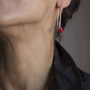 Pendientes de plata 925 pulida, con esferas de 6mm de coral "bambú". Longitud total 4cm. Diseño inspirado en cuadro El Jardín de las Delicias (Museo del Prado, Madrid). En la simbología plasmada por el Bosco en esta obra, los frutos rojos representaron la tentación. Objeto diseñado y fabricado artesanalmente en Madrid por el estudio-taller de malicia.