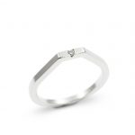 Solitario de plata 925 mate, sección 2x2mm, con circonita talla brillante de 2mm.