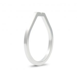 Solitario de plata 925 mate, sección 2x2mm, con circonita talla brillante de 2mm.