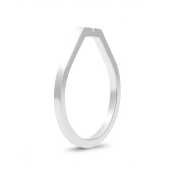 Solitario de plata 925 mate, sección 2x2mm, con circonita talla brillante de 2mm.