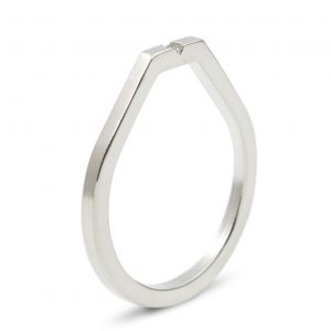 Solitario de plata 925 mate, sección 2x2mm, con circonita talla brillante de 2mm.