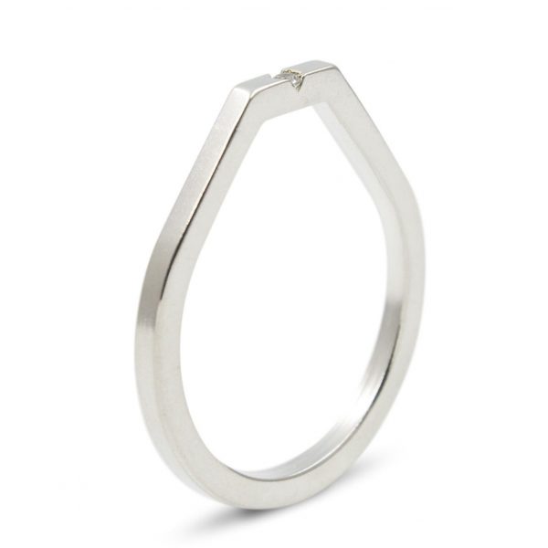 Solitario de plata 925 mate, sección 2x2mm, con circonita talla brillante de 2mm.