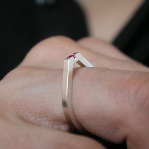 Solitario de plata 925 mate, sección 2x2mm, con rubí talla brillante de 2mm.