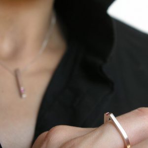 Solitario de plata 925 mate, sección 2x2mm, con rubí talla brillante de 2mm.