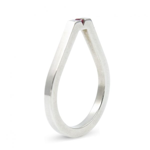 Solitario de plata 925 mate, sección 2x2mm, con rubí talla brillante de 2mm.