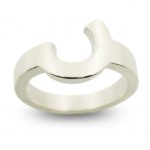 Anilllo de plata 925 maciza, ancho máximo 13mm, mínimo 3mm. Serie numérica de anillos-escultura, tributo a la obra del artista vasco Eduardo Chillida. Objeto diseñado y fabricado artesanalmente en Madrid, España, por el estudio-taller de malicia. Este anillo ha sido fabricado por personas que disfrutan su trabajo.