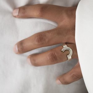 Anilllo de plata 925 maciza, ancho máximo 13mm, mínimo 3mm. Serie numérica de anillos-escultura, tributo a la obra del artista vasco Eduardo Chillida. Objeto diseñado y fabricado artesanalmente en Madrid, España, por el estudio-taller de malicia. Este anillo ha sido fabricado por personas que disfrutan su trabajo.