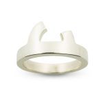 Anilllo de plata 925 maciza, ancho máximo 11mm, mínimo 3mm. Serie numérica de anillos-escultura, tributo a la obra del artista vasco Eduardo Chillida. Objeto diseñado y fabricado artesanalmente en Madrid, España, por el estudio-taller de malicia. Este anillo ha sido fabricado por personas que disfrutan su trabajo.
