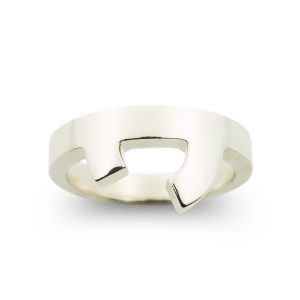 Anilllo de plata 925 maciza, ancho máximo 11mm, mínimo 3mm. Serie numérica de anillos-escultura, tributo a la obra del artista vasco Eduardo Chillida. Objeto diseñado y fabricado artesanalmente en Madrid, España, por el estudio-taller de malicia. Este anillo ha sido fabricado por personas que disfrutan su trabajo.