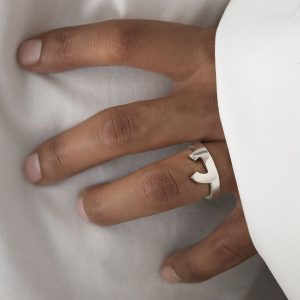 Anilllo de plata 925 maciza, ancho máximo 11mm, mínimo 3mm. Serie numérica de anillos-escultura, tributo a la obra del artista vasco Eduardo Chillida. Objeto diseñado y fabricado artesanalmente en Madrid, España, por el estudio-taller de malicia. Este anillo ha sido fabricado por personas que disfrutan su trabajo.