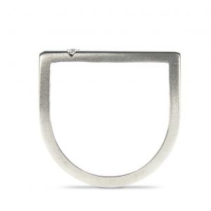 Solitario de plata 925 mate, sección 2x2mm, con circonita talla brillante de 2mm.