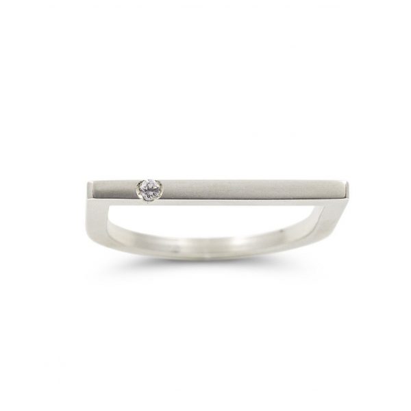 Solitario de plata 925 mate, sección 2x2mm, con circonita talla brillante de 2mm.