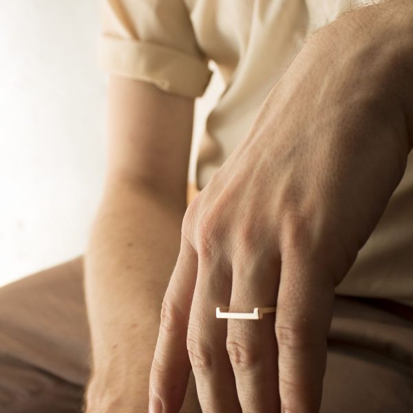 Anillo de plata 925 mate, sección cuadrada 2x2mm. Objeto diseñado y fabricado artesanalmente en Madrid, España, por el estudio-taller de malicia. Este anillo ha sido fabricado por personas que disfrutan su trabajo.