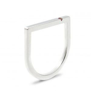 Solitario de plata 925 mate, sección 2x2mm, con rubí talla brillante de 2mm.