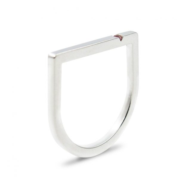Solitario de plata 925 mate, sección 2x2mm, con rubí talla brillante de 2mm.