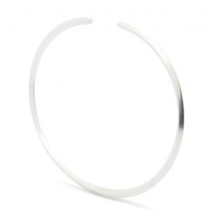 Pulsera rígida de plata 925 maciza, acabado mate. Sección cuadrada de 2x2mm.