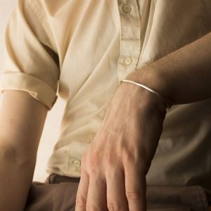 Pulsera rígida de plata 925 maciza, acabado mate. Sección cuadrada de 2x2mm.