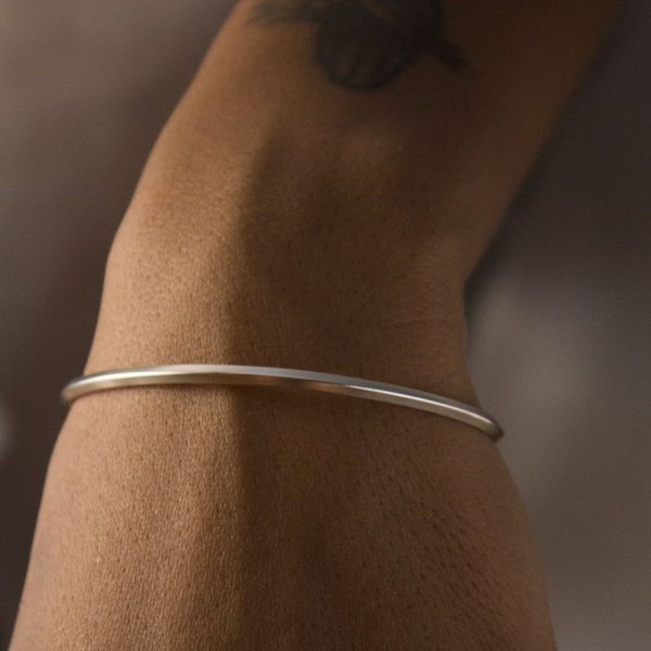 Pulsera rígida de plata 925 maciza, acabado mate. Sección cuadrada de 2x2mm.