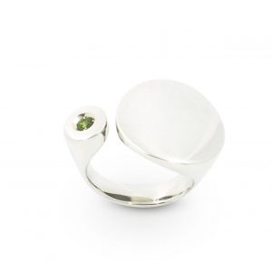 Anillo abierto de plata 925 pulido espejo con tsavorita (granate verde) talla brillante de 3mm. Ancho máximo 17mm. Objeto diseñado y fabricado artesanalmente en Madrid, España, por el estudio-taller de malicia. Este anillo ha sido fabricado por personas que disfrutan su trabajo.