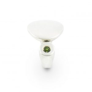 Anillo abierto de plata 925 pulido espejo con tsavorita (granate verde) talla brillante de 3mm. Ancho máximo 17mm. Objeto diseñado y fabricado artesanalmente en Madrid, España, por el estudio-taller de malicia. Este anillo ha sido fabricado por personas que disfrutan su trabajo.