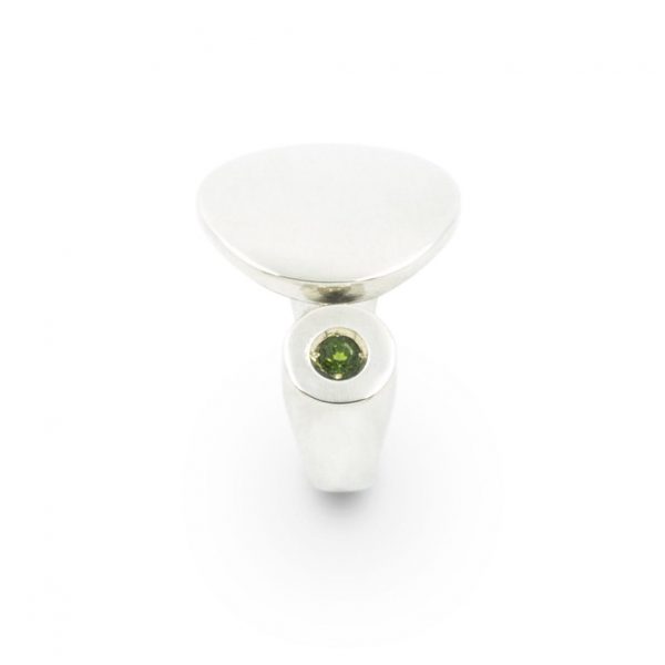 Anillo abierto de plata 925 pulido espejo con tsavorita (granate verde) talla brillante de 3mm. Ancho máximo 17mm. Objeto diseñado y fabricado artesanalmente en Madrid, España, por el estudio-taller de malicia. Este anillo ha sido fabricado por personas que disfrutan su trabajo.