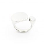Anillo abierto de plata 925 pulido espejo. Ancho máximo 17mm. Objeto diseñado y fabricado artesanalmente en Madrid, España, por el estudio-taller de malicia. Este anillo ha sido fabricado por personas que disfrutan su trabajo.