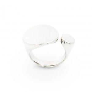 Anillo abierto de plata 925 pulido espejo. Ancho máximo 17mm. Objeto diseñado y fabricado artesanalmente en Madrid, España, por el estudio-taller de malicia. Este anillo ha sido fabricado por personas que disfrutan su trabajo.