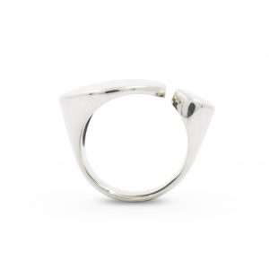 Anillo abierto de plata 925 pulido espejo. Ancho máximo 17mm. Objeto diseñado y fabricado artesanalmente en Madrid, España, por el estudio-taller de malicia. Este anillo ha sido fabricado por personas que disfrutan su trabajo.