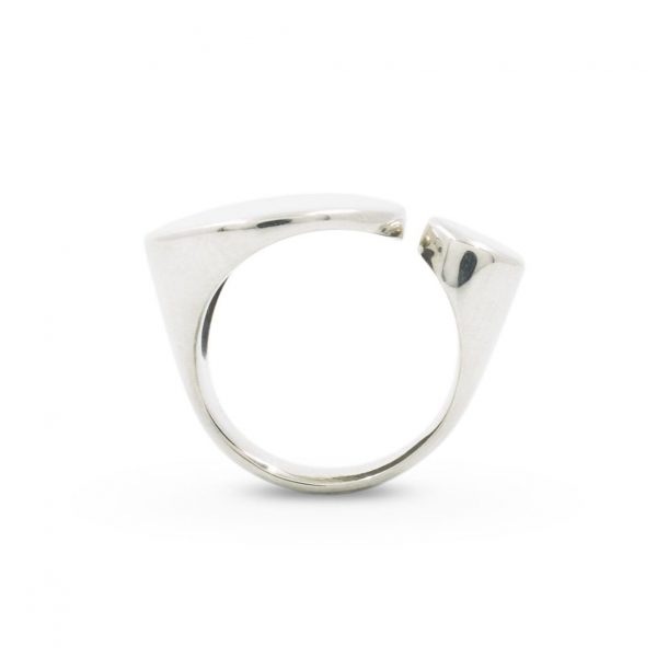 Anillo abierto de plata 925 pulido espejo. Ancho máximo 17mm. Objeto diseñado y fabricado artesanalmente en Madrid, España, por el estudio-taller de malicia. Este anillo ha sido fabricado por personas que disfrutan su trabajo.